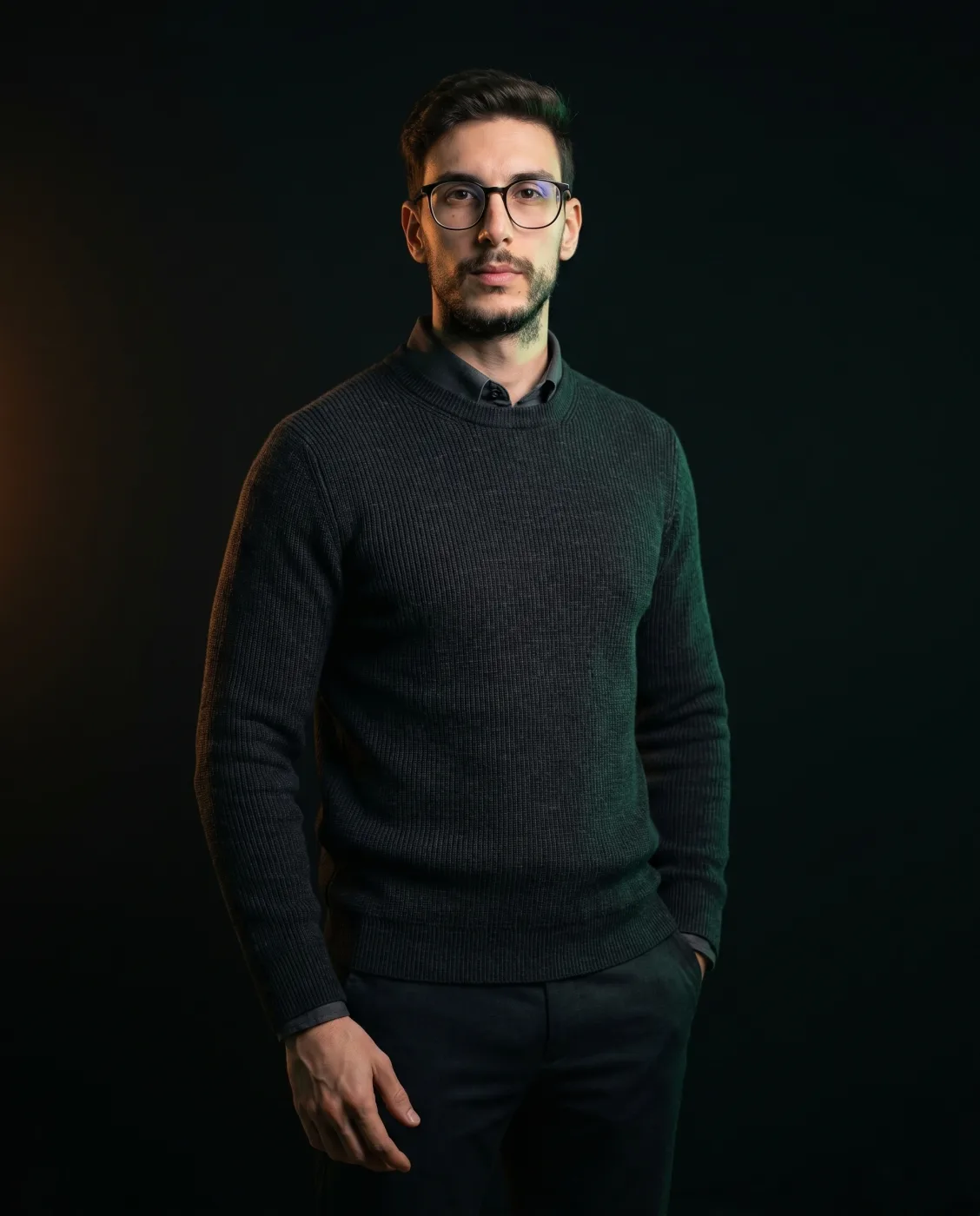 Matteo Coloru ritratto al banco con notebook, neon verde dietro - apri la conversazione